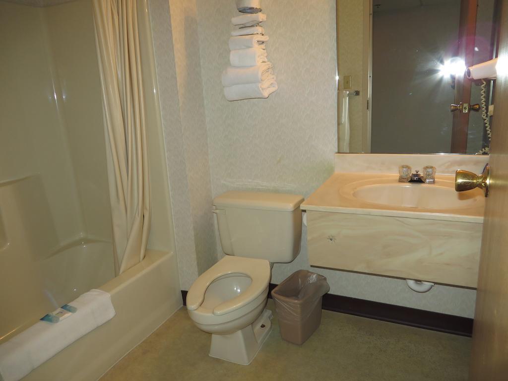 The Colonnade Hotel Branson Room photo